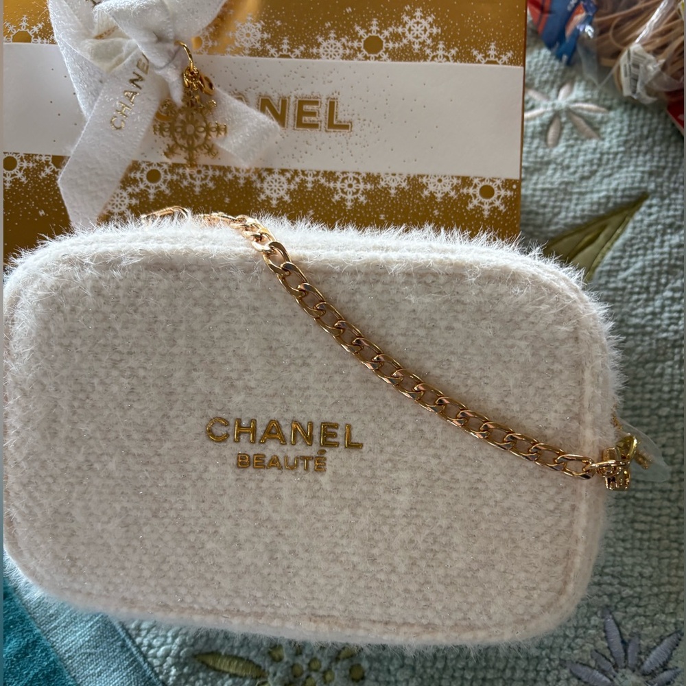 NEW Chanel BEAUTE GWP WHITE COSMETIC BAG 2 GOLD CC Charms **goldtone chain added